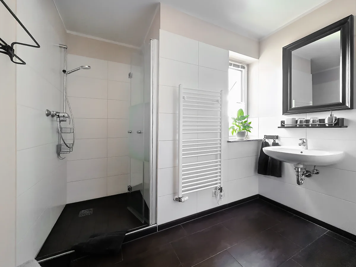 Modernes Badezimmer der Ferienwohnung 1 mit ebenerdiger Dusche und Fenster in Markkleeberg