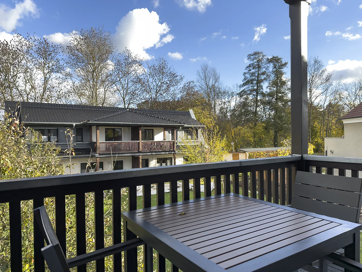 Private Terrasse der Ferienwohnung 4 mit Blick auf das Ferienhaus und den angrenzenden Garten in Markkleeberg.