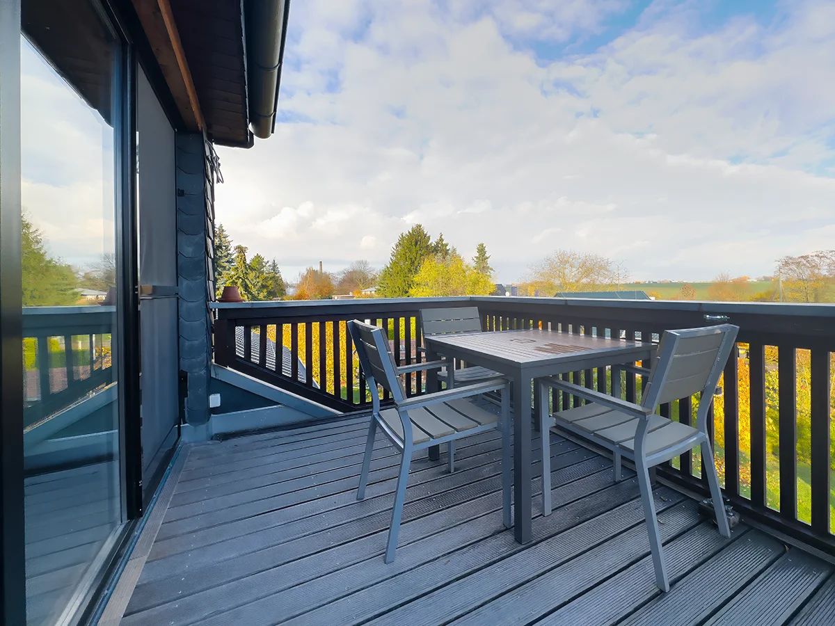 Große Dachterrasse der Ferienwohnung 5 mit moderner Sitzgruppe aus Anthrazit und weitem Blick über Markkleeberg.
