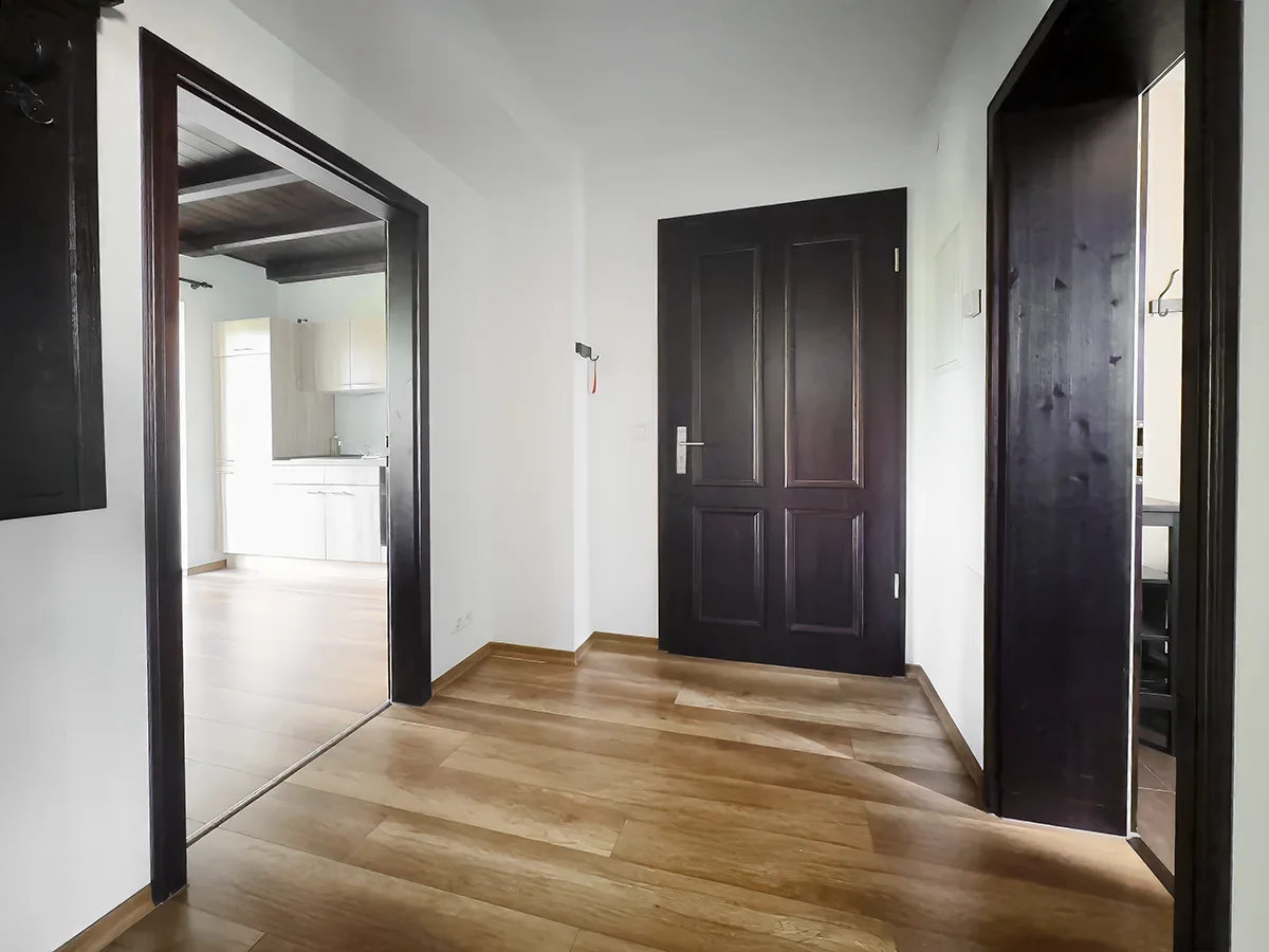 Heller Flur der Ferienwohnung 1 mit Blick auf die vollausgestattete offene Küche und den Wohnbereich