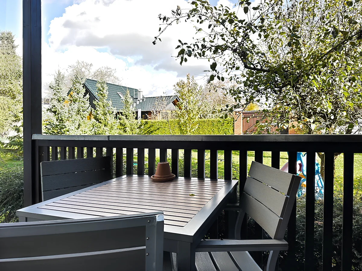 Private Terrasse der 42m² Ferienwohnung 1 im Ferienhaus Kaiserhof Markkleeberg mit Gartenblick.