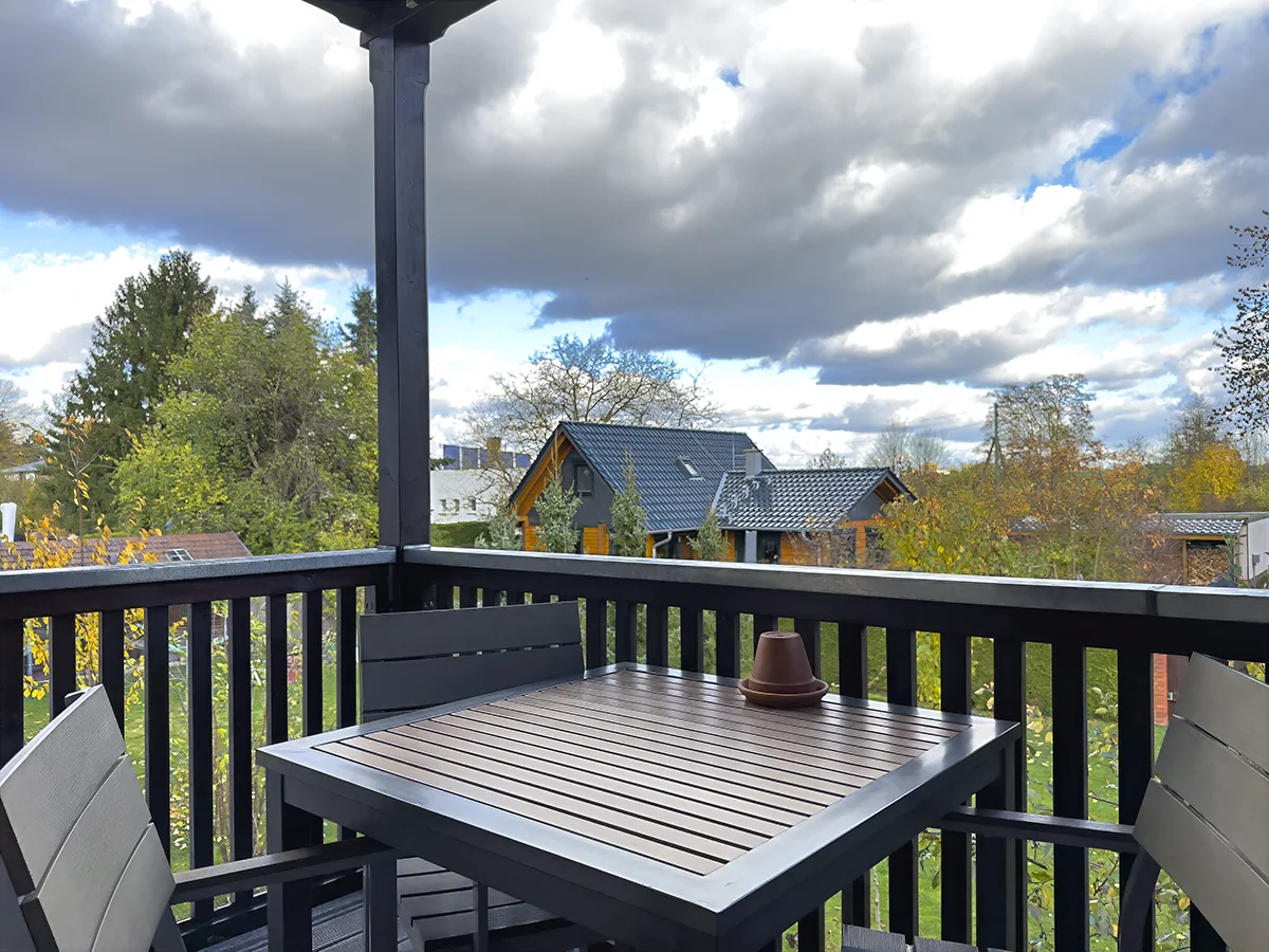 Sonniger Balkon der Ferienwohnung 3 im Obergeschoss mit Sitzgruppe und weitem Blick über das grüne Leipziger Neuseenland.
